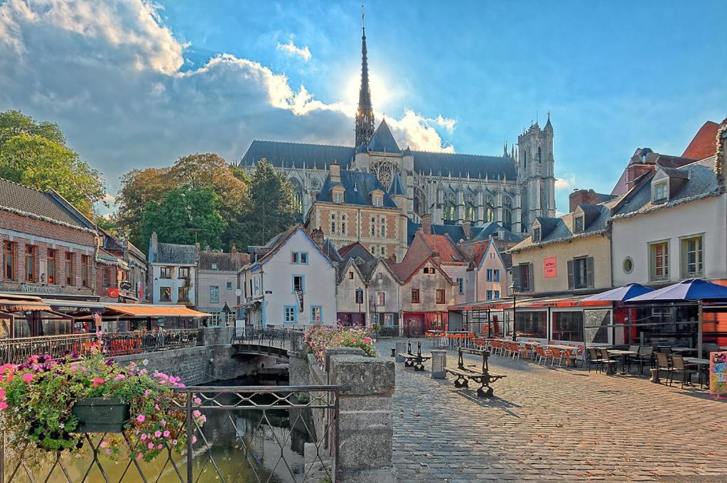 Un Nid En Ville -Amiens Centre Ville Avec Parking エクステリア 写真